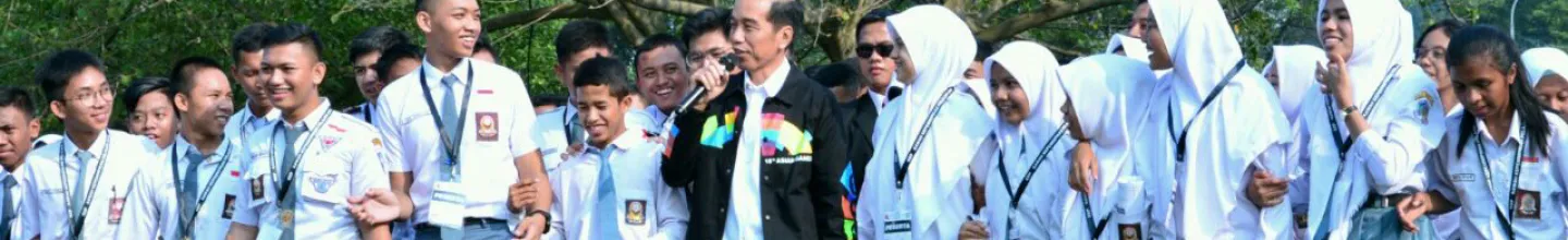  Kegiatan Guru presiden joko widodo saat mengajak para ketua osis dari sma seluruh indonesia melihat lihat lingkungan istana bogor 